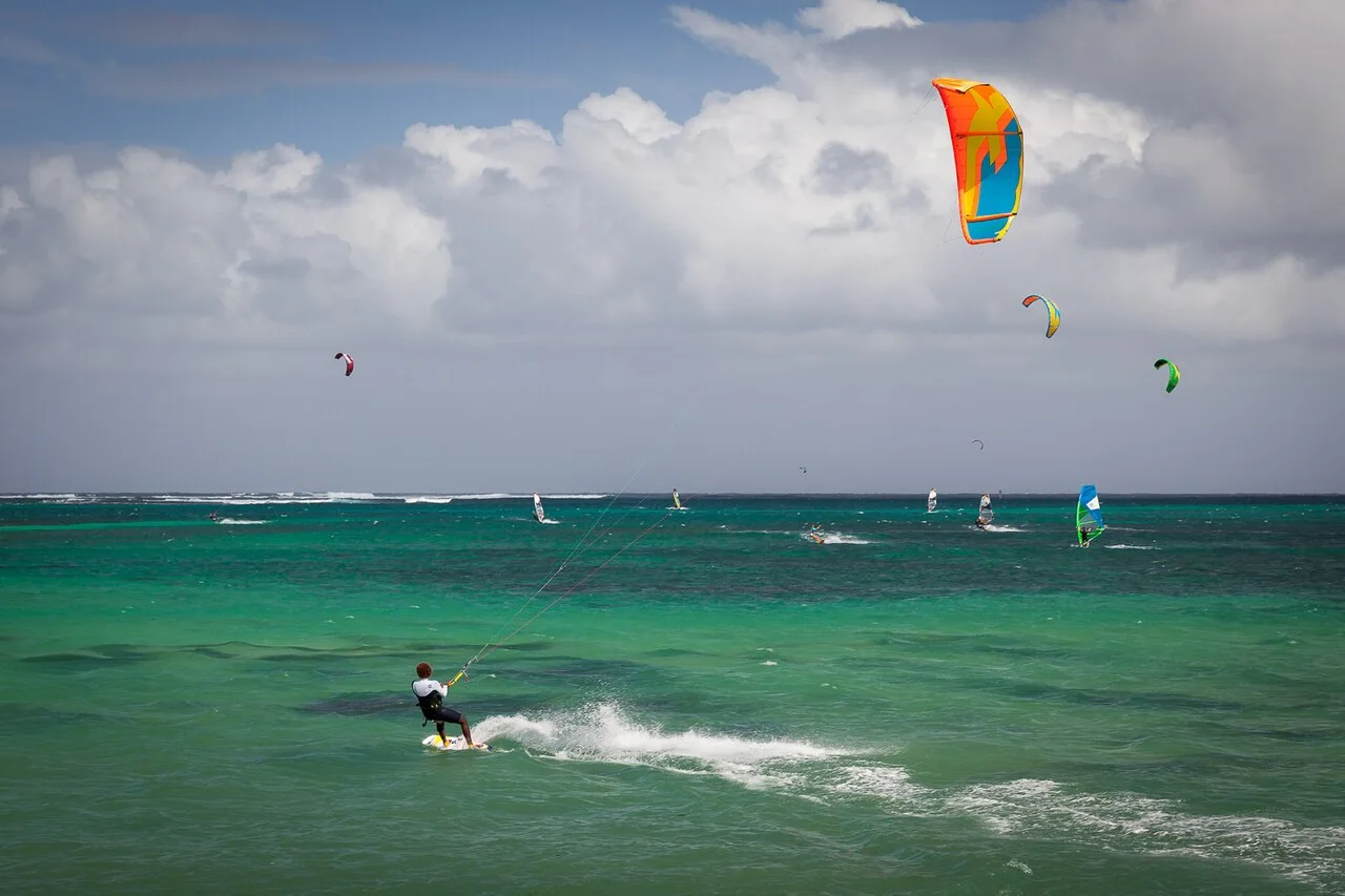 Des kitesurfeurs sur l’eau turquoise du Morne, à l’île Maurice