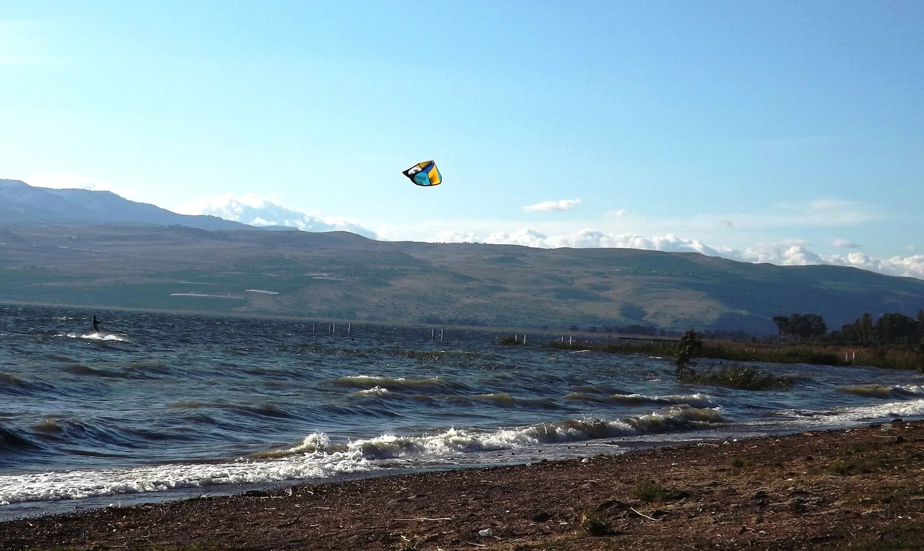 Un kitesurfeur sur le lac de Tibériade